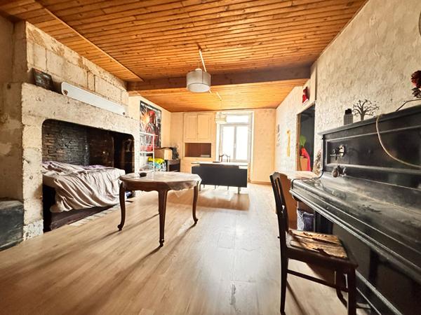 A VENDRE ENSEMBLE IMMOBILIER DE PLUS DE 350M² AVEC TERRAIN A FINIR DE RESTAURER.