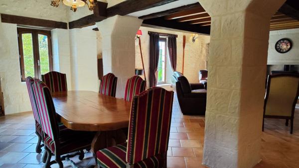 Vaste corps de ferme en pierre, dont gîte, piscine, dépendances, grange. Calme, campagne