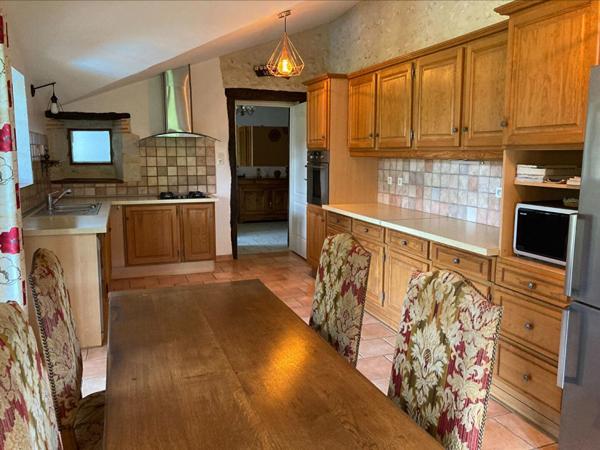 Vaste corps de ferme en pierre, dont gîte, piscine, dépendances, grange. Calme, campagne