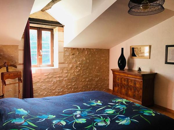 Vaste corps de ferme en pierre, dont gîte, piscine, dépendances, grange. Calme, campagne