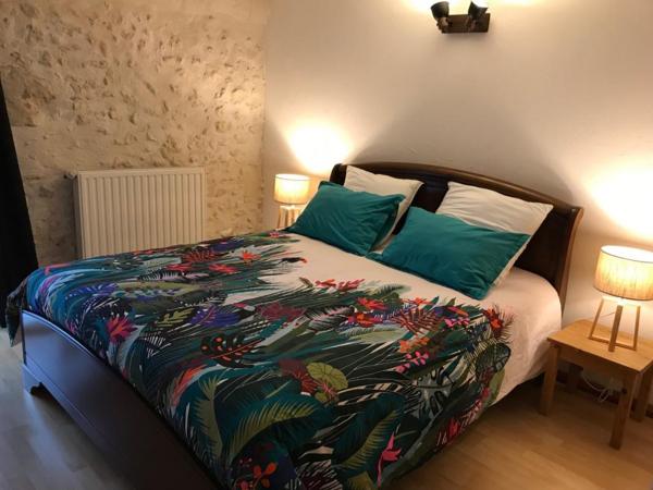 Vaste corps de ferme en pierre, dont gîte, piscine, dépendances, grange. Calme, campagne