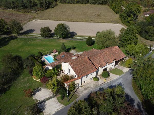 Vaste corps de ferme en pierre, dont gîte, piscine, dépendances, grange. Calme, campagne