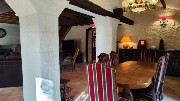 Vaste corps de ferme en pierre, dont gîte, piscine, dépendances, grange. Calme, campagne