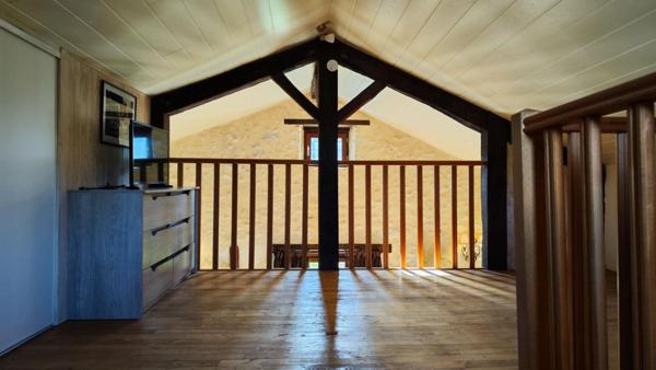 Vaste corps de ferme en pierre, dont gîte, piscine, dépendances, grange. Calme, campagne