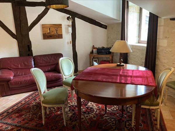 Vaste corps de ferme en pierre, dont gîte, piscine, dépendances, grange. Calme, campagne