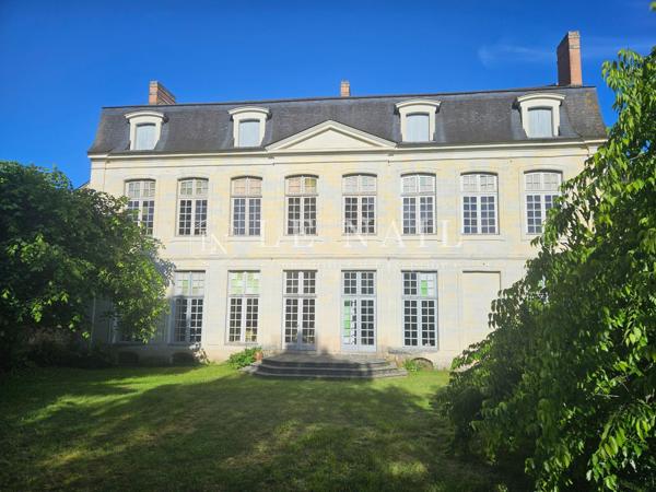 Elégant hôtel particulier Monument Historique au coeur de la Flèche (Sarthe)