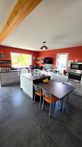 Maison avec vue dégagée, terrain arboré et garage