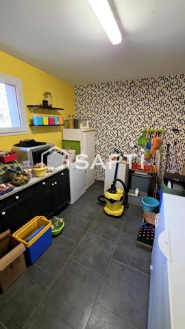Maison avec vue dégagée, terrain arboré et garage