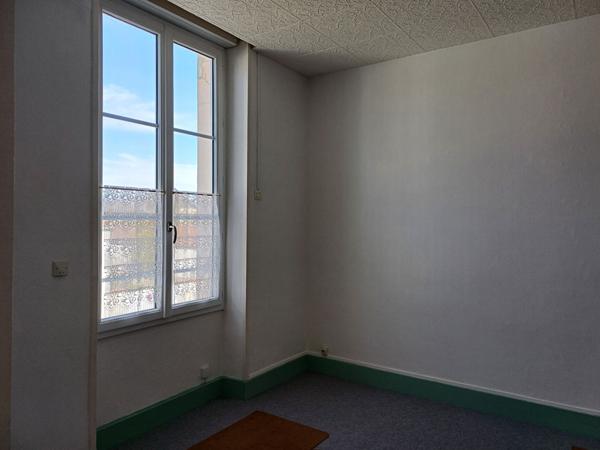 A vendre, appartement de 2 pieces au centre de Saujon. Pour une première acquiisition ou pour un investissement locatif.