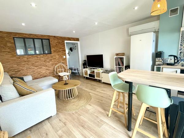 Canet Plage, à deux pas de la mer, découvrez ce charmant T2 traversant de 40 m², entièrement rénové avec beaucoup de goût. 
Dès l’entrée, on est séduit par son ambiance chaleureuse, cosy et sa décoration actuelle, soignée dans les moindres détails. 
Situé au 4ᵉ étage avec ascenseur d’une résidence sécurisée avec interphone, il se compose d’une agréable pièce de vie, d’une cuisine équipée, d’une chambre avec placard, d’une salle d’eau et d’un WC séparé. 
Très fonctionnel et lumineux, cet appartement offre un véritable esprit cocooning et ne nécessite aucun travaux : il ne reste plus qu’à poser les valises !

Vous profiterez également d’une belle terrasse avec vue mer latérale, d’une place de parking privative, d’une climatisation réversible ainsi que d’un débarras privatif dans les communs. 
Un appartement plein de charme, idéal pour un premier achat, un pied-à-terre ou un investissement locatif.