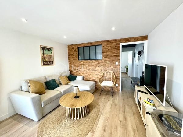 Canet Plage, à deux pas de la mer, découvrez ce charmant T2 traversant de 40 m², entièrement rénové avec beaucoup de goût. 
Dès l’entrée, on est séduit par son ambiance chaleureuse, cosy et sa décoration actuelle, soignée dans les moindres détails. 
Situé au 4ᵉ étage avec ascenseur d’une résidence sécurisée avec interphone, il se compose d’une agréable pièce de vie, d’une cuisine équipée, d’une chambre avec placard, d’une salle d’eau et d’un WC séparé. 
Très fonctionnel et lumineux, cet appartement offre un véritable esprit cocooning et ne nécessite aucun travaux : il ne reste plus qu’à poser les valises !

Vous profiterez également d’une belle terrasse avec vue mer latérale, d’une place de parking privative, d’une climatisation réversible ainsi que d’un débarras privatif dans les communs. 
Un appartement plein de charme, idéal pour un premier achat, un pied-à-terre ou un investissement locatif.