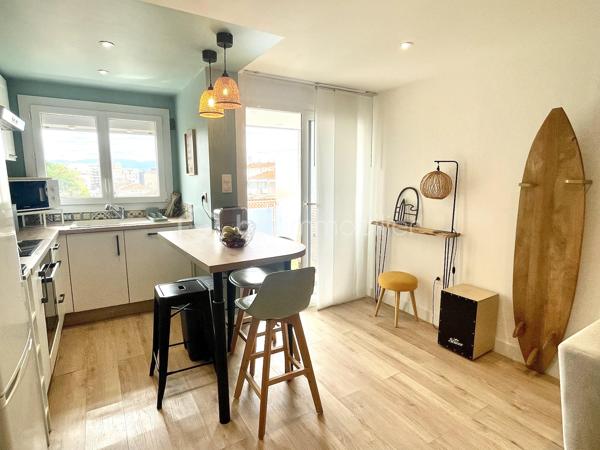 Canet Plage, à deux pas de la mer, découvrez ce charmant T2 traversant de 40 m², entièrement rénové avec beaucoup de goût. 
Dès l’entrée, on est séduit par son ambiance chaleureuse, cosy et sa décoration actuelle, soignée dans les moindres détails. 
Situé au 4ᵉ étage avec ascenseur d’une résidence sécurisée avec interphone, il se compose d’une agréable pièce de vie, d’une cuisine équipée, d’une chambre avec placard, d’une salle d’eau et d’un WC séparé. 
Très fonctionnel et lumineux, cet appartement offre un véritable esprit cocooning et ne nécessite aucun travaux : il ne reste plus qu’à poser les valises !

Vous profiterez également d’une belle terrasse avec vue mer latérale, d’une place de parking privative, d’une climatisation réversible ainsi que d’un débarras privatif dans les communs. 
Un appartement plein de charme, idéal pour un premier achat, un pied-à-terre ou un investissement locatif.
