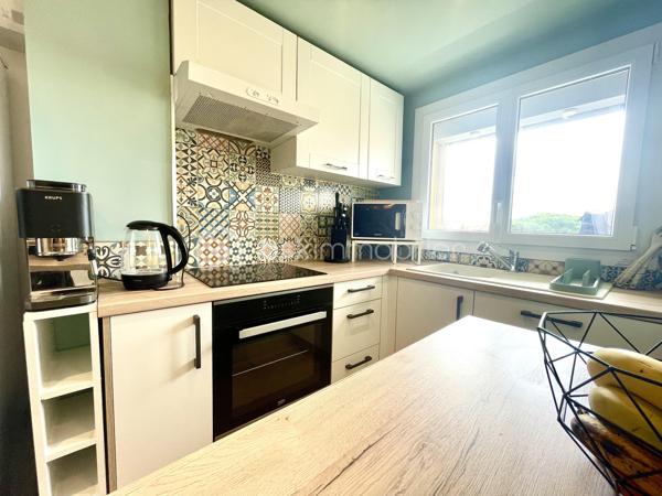 Canet Plage, à deux pas de la mer, découvrez ce charmant T2 traversant de 40 m², entièrement rénové avec beaucoup de goût. 
Dès l’entrée, on est séduit par son ambiance chaleureuse, cosy et sa décoration actuelle, soignée dans les moindres détails. 
Situé au 4ᵉ étage avec ascenseur d’une résidence sécurisée avec interphone, il se compose d’une agréable pièce de vie, d’une cuisine équipée, d’une chambre avec placard, d’une salle d’eau et d’un WC séparé. 
Très fonctionnel et lumineux, cet appartement offre un véritable esprit cocooning et ne nécessite aucun travaux : il ne reste plus qu’à poser les valises !

Vous profiterez également d’une belle terrasse avec vue mer latérale, d’une place de parking privative, d’une climatisation réversible ainsi que d’un débarras privatif dans les communs. 
Un appartement plein de charme, idéal pour un premier achat, un pied-à-terre ou un investissement locatif.