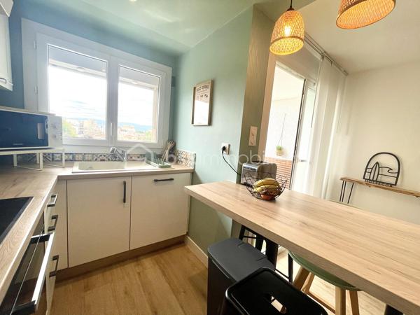 Canet Plage, à deux pas de la mer, découvrez ce charmant T2 traversant de 40 m², entièrement rénové avec beaucoup de goût. 
Dès l’entrée, on est séduit par son ambiance chaleureuse, cosy et sa décoration actuelle, soignée dans les moindres détails. 
Situé au 4ᵉ étage avec ascenseur d’une résidence sécurisée avec interphone, il se compose d’une agréable pièce de vie, d’une cuisine équipée, d’une chambre avec placard, d’une salle d’eau et d’un WC séparé. 
Très fonctionnel et lumineux, cet appartement offre un véritable esprit cocooning et ne nécessite aucun travaux : il ne reste plus qu’à poser les valises !

Vous profiterez également d’une belle terrasse avec vue mer latérale, d’une place de parking privative, d’une climatisation réversible ainsi que d’un débarras privatif dans les communs. 
Un appartement plein de charme, idéal pour un premier achat, un pied-à-terre ou un investissement locatif.