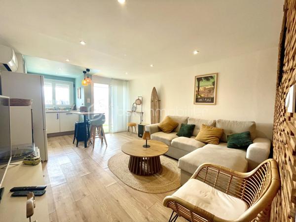 Canet Plage, à deux pas de la mer, découvrez ce charmant T2 traversant de 40 m², entièrement rénové avec beaucoup de goût. 
Dès l’entrée, on est séduit par son ambiance chaleureuse, cosy et sa décoration actuelle, soignée dans les moindres détails. 
Situé au 4ᵉ étage avec ascenseur d’une résidence sécurisée avec interphone, il se compose d’une agréable pièce de vie, d’une cuisine équipée, d’une chambre avec placard, d’une salle d’eau et d’un WC séparé. 
Très fonctionnel et lumineux, cet appartement offre un véritable esprit cocooning et ne nécessite aucun travaux : il ne reste plus qu’à poser les valises !

Vous profiterez également d’une belle terrasse avec vue mer latérale, d’une place de parking privative, d’une climatisation réversible ainsi que d’un débarras privatif dans les communs. 
Un appartement plein de charme, idéal pour un premier achat, un pied-à-terre ou un investissement locatif.