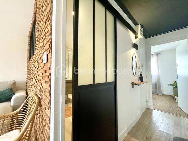 Canet Plage, à deux pas de la mer, découvrez ce charmant T2 traversant de 40 m², entièrement rénové avec beaucoup de goût. 
Dès l’entrée, on est séduit par son ambiance chaleureuse, cosy et sa décoration actuelle, soignée dans les moindres détails. 
Situé au 4ᵉ étage avec ascenseur d’une résidence sécurisée avec interphone, il se compose d’une agréable pièce de vie, d’une cuisine équipée, d’une chambre avec placard, d’une salle d’eau et d’un WC séparé. 
Très fonctionnel et lumineux, cet appartement offre un véritable esprit cocooning et ne nécessite aucun travaux : il ne reste plus qu’à poser les valises !

Vous profiterez également d’une belle terrasse avec vue mer latérale, d’une place de parking privative, d’une climatisation réversible ainsi que d’un débarras privatif dans les communs. 
Un appartement plein de charme, idéal pour un premier achat, un pied-à-terre ou un investissement locatif.