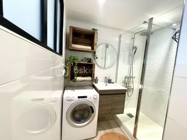 Canet Plage, à deux pas de la mer, découvrez ce charmant T2 traversant de 40 m², entièrement rénové avec beaucoup de goût. 
Dès l’entrée, on est séduit par son ambiance chaleureuse, cosy et sa décoration actuelle, soignée dans les moindres détails. 
Situé au 4ᵉ étage avec ascenseur d’une résidence sécurisée avec interphone, il se compose d’une agréable pièce de vie, d’une cuisine équipée, d’une chambre avec placard, d’une salle d’eau et d’un WC séparé. 
Très fonctionnel et lumineux, cet appartement offre un véritable esprit cocooning et ne nécessite aucun travaux : il ne reste plus qu’à poser les valises !

Vous profiterez également d’une belle terrasse avec vue mer latérale, d’une place de parking privative, d’une climatisation réversible ainsi que d’un débarras privatif dans les communs. 
Un appartement plein de charme, idéal pour un premier achat, un pied-à-terre ou un investissement locatif.