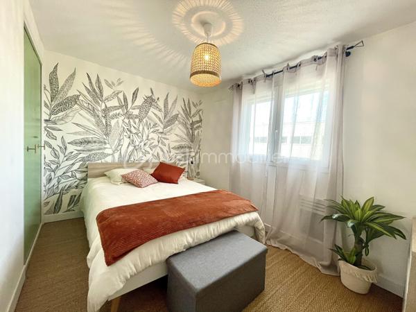 Canet Plage, à deux pas de la mer, découvrez ce charmant T2 traversant de 40 m², entièrement rénové avec beaucoup de goût. 
Dès l’entrée, on est séduit par son ambiance chaleureuse, cosy et sa décoration actuelle, soignée dans les moindres détails. 
Situé au 4ᵉ étage avec ascenseur d’une résidence sécurisée avec interphone, il se compose d’une agréable pièce de vie, d’une cuisine équipée, d’une chambre avec placard, d’une salle d’eau et d’un WC séparé. 
Très fonctionnel et lumineux, cet appartement offre un véritable esprit cocooning et ne nécessite aucun travaux : il ne reste plus qu’à poser les valises !

Vous profiterez également d’une belle terrasse avec vue mer latérale, d’une place de parking privative, d’une climatisation réversible ainsi que d’un débarras privatif dans les communs. 
Un appartement plein de charme, idéal pour un premier achat, un pied-à-terre ou un investissement locatif.