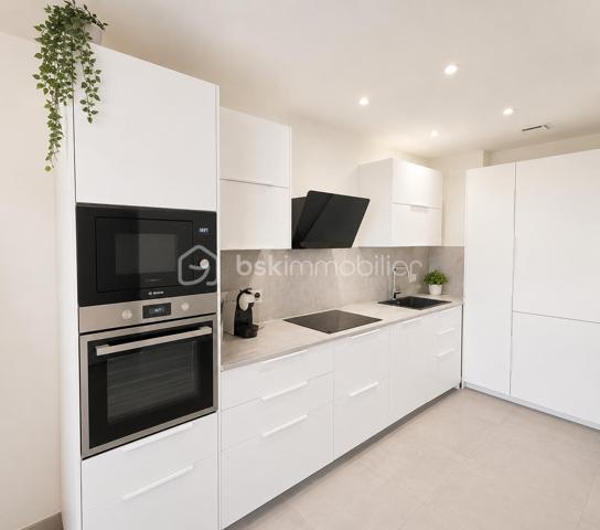 Appartement 3 pièces de 64 m² avec terrasse et garage – Résidence récente de 2021

À Serémange-Erzange, dans un environnement calme et résidentiel, découvrez ce superbe appartement de 64 m², situé en rez-de-chaussée d'une résidence récente construite en 2021. Son emplacement privilégié permet de profiter des commerces, des établissements scolaires et des transports à proximité, tout en bénéficiant d'un accès rapide aux autoroutes A30 (2 minutes) et A31 (10 minutes).

Dès l'entrée, vous serez séduit par une belle pièce de vie d'environ 36 m², baignée de lumière, offrant un espace convivial avec salon, salle à manger et cuisine ouverte. Moderne et entièrement équipée, cette dernière s'intègre parfaitement à l'ensemble pour un cadre de vie à la fois fonctionnel et chaleureux.

L'espace nuit comprend deux chambres confortables, d'environ 15 m² et 12 m², idéales pour un couple, une petite famille ou un projet d'investissement. Une salle de bains avec WC complète l'agencement.

À l'extérieur, une agréable terrasse privative de 15 m², exposée Nord-Est, vous permettra de profiter des beaux jours dans un cadre intimiste.

Côté prestations, cet appartement offre un excellent niveau de confort grâce à une climatisation réversible, des menuiseries en double vitrage, un interphone, une pompe à chaleur avec chauffe-eau thermodynamique ainsi qu'une excellente performance énergétique avec un DPE classé A.

Un box en sous-sol de 16 m² vient compléter ce bien, offrant un véritable confort au quotidien.

Les + du bien : 
Résidence récente de 2021.
Appartement de plain-pied, en excellent état.
Aucun travaux à prévoir.
Belle pièce de vie de 36 m².
Cuisine aménagée et entièrement équipée.
Terrasse privative de 15 m².
Box en sous-sol.
Climatisation.
Pompe à chaleur et chauffe-eau thermodynamique.
Double vitrage.
Interphone.
DPE A : logement très performant.
Syndic bénévole.
Faibles charges de copropriété.
Copropriété de 8 lots.
Aucune procédure en cours et aucun travaux voté ou prévu.

Un appartement moderne, économe en énergie et prêt à accueillir ses nouveaux propriétaires. Une opportunité idéale pour ceux qui recherchent un bien récent, sans travaux, dans un secteur pratique et recherché.