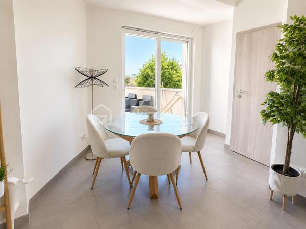 Appartement 3 pièces de 64 m² avec terrasse et garage – Résidence récente de 2021

À Serémange-Erzange, dans un environnement calme et résidentiel, découvrez ce superbe appartement de 64 m², situé en rez-de-chaussée d'une résidence récente construite en 2021. Son emplacement privilégié permet de profiter des commerces, des établissements scolaires et des transports à proximité, tout en bénéficiant d'un accès rapide aux autoroutes A30 (2 minutes) et A31 (10 minutes).

Dès l'entrée, vous serez séduit par une belle pièce de vie d'environ 36 m², baignée de lumière, offrant un espace convivial avec salon, salle à manger et cuisine ouverte. Moderne et entièrement équipée, cette dernière s'intègre parfaitement à l'ensemble pour un cadre de vie à la fois fonctionnel et chaleureux.

L'espace nuit comprend deux chambres confortables, d'environ 15 m² et 12 m², idéales pour un couple, une petite famille ou un projet d'investissement. Une salle de bains avec WC complète l'agencement.

À l'extérieur, une agréable terrasse privative de 15 m², exposée Nord-Est, vous permettra de profiter des beaux jours dans un cadre intimiste.

Côté prestations, cet appartement offre un excellent niveau de confort grâce à une climatisation réversible, des menuiseries en double vitrage, un interphone, une pompe à chaleur avec chauffe-eau thermodynamique ainsi qu'une excellente performance énergétique avec un DPE classé A.

Un box en sous-sol de 16 m² vient compléter ce bien, offrant un véritable confort au quotidien.

Les + du bien : 
Résidence récente de 2021.
Appartement de plain-pied, en excellent état.
Aucun travaux à prévoir.
Belle pièce de vie de 36 m².
Cuisine aménagée et entièrement équipée.
Terrasse privative de 15 m².
Box en sous-sol.
Climatisation.
Pompe à chaleur et chauffe-eau thermodynamique.
Double vitrage.
Interphone.
DPE A : logement très performant.
Syndic bénévole.
Faibles charges de copropriété.
Copropriété de 8 lots.
Aucune procédure en cours et aucun travaux voté ou prévu.

Un appartement moderne, économe en énergie et prêt à accueillir ses nouveaux propriétaires. Une opportunité idéale pour ceux qui recherchent un bien récent, sans travaux, dans un secteur pratique et recherché.