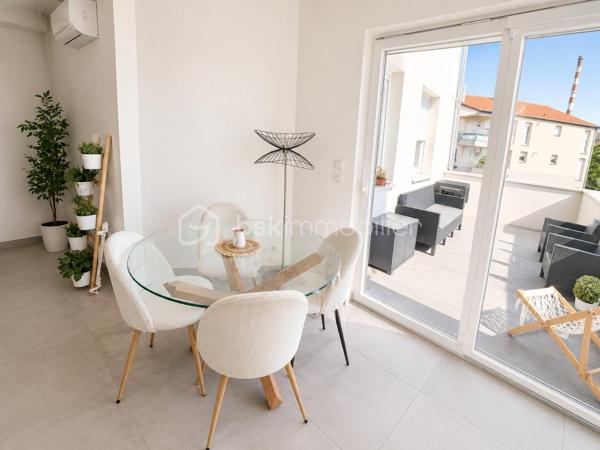 Appartement 3 pièces de 64 m² avec terrasse et garage – Résidence récente de 2021

À Serémange-Erzange, dans un environnement calme et résidentiel, découvrez ce superbe appartement de 64 m², situé en rez-de-chaussée d'une résidence récente construite en 2021. Son emplacement privilégié permet de profiter des commerces, des établissements scolaires et des transports à proximité, tout en bénéficiant d'un accès rapide aux autoroutes A30 (2 minutes) et A31 (10 minutes).

Dès l'entrée, vous serez séduit par une belle pièce de vie d'environ 36 m², baignée de lumière, offrant un espace convivial avec salon, salle à manger et cuisine ouverte. Moderne et entièrement équipée, cette dernière s'intègre parfaitement à l'ensemble pour un cadre de vie à la fois fonctionnel et chaleureux.

L'espace nuit comprend deux chambres confortables, d'environ 15 m² et 12 m², idéales pour un couple, une petite famille ou un projet d'investissement. Une salle de bains avec WC complète l'agencement.

À l'extérieur, une agréable terrasse privative de 15 m², exposée Nord-Est, vous permettra de profiter des beaux jours dans un cadre intimiste.

Côté prestations, cet appartement offre un excellent niveau de confort grâce à une climatisation réversible, des menuiseries en double vitrage, un interphone, une pompe à chaleur avec chauffe-eau thermodynamique ainsi qu'une excellente performance énergétique avec un DPE classé A.

Un box en sous-sol de 16 m² vient compléter ce bien, offrant un véritable confort au quotidien.

Les + du bien : 
Résidence récente de 2021.
Appartement de plain-pied, en excellent état.
Aucun travaux à prévoir.
Belle pièce de vie de 36 m².
Cuisine aménagée et entièrement équipée.
Terrasse privative de 15 m².
Box en sous-sol.
Climatisation.
Pompe à chaleur et chauffe-eau thermodynamique.
Double vitrage.
Interphone.
DPE A : logement très performant.
Syndic bénévole.
Faibles charges de copropriété.
Copropriété de 8 lots.
Aucune procédure en cours et aucun travaux voté ou prévu.

Un appartement moderne, économe en énergie et prêt à accueillir ses nouveaux propriétaires. Une opportunité idéale pour ceux qui recherchent un bien récent, sans travaux, dans un secteur pratique et recherché.