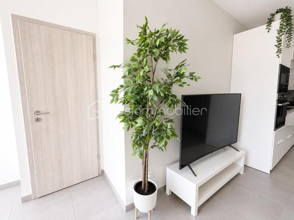 Appartement 3 pièces de 64 m² avec terrasse et garage – Résidence récente de 2021

À Serémange-Erzange, dans un environnement calme et résidentiel, découvrez ce superbe appartement de 64 m², situé en rez-de-chaussée d'une résidence récente construite en 2021. Son emplacement privilégié permet de profiter des commerces, des établissements scolaires et des transports à proximité, tout en bénéficiant d'un accès rapide aux autoroutes A30 (2 minutes) et A31 (10 minutes).

Dès l'entrée, vous serez séduit par une belle pièce de vie d'environ 36 m², baignée de lumière, offrant un espace convivial avec salon, salle à manger et cuisine ouverte. Moderne et entièrement équipée, cette dernière s'intègre parfaitement à l'ensemble pour un cadre de vie à la fois fonctionnel et chaleureux.

L'espace nuit comprend deux chambres confortables, d'environ 15 m² et 12 m², idéales pour un couple, une petite famille ou un projet d'investissement. Une salle de bains avec WC complète l'agencement.

À l'extérieur, une agréable terrasse privative de 15 m², exposée Nord-Est, vous permettra de profiter des beaux jours dans un cadre intimiste.

Côté prestations, cet appartement offre un excellent niveau de confort grâce à une climatisation réversible, des menuiseries en double vitrage, un interphone, une pompe à chaleur avec chauffe-eau thermodynamique ainsi qu'une excellente performance énergétique avec un DPE classé A.

Un box en sous-sol de 16 m² vient compléter ce bien, offrant un véritable confort au quotidien.

Les + du bien : 
Résidence récente de 2021.
Appartement de plain-pied, en excellent état.
Aucun travaux à prévoir.
Belle pièce de vie de 36 m².
Cuisine aménagée et entièrement équipée.
Terrasse privative de 15 m².
Box en sous-sol.
Climatisation.
Pompe à chaleur et chauffe-eau thermodynamique.
Double vitrage.
Interphone.
DPE A : logement très performant.
Syndic bénévole.
Faibles charges de copropriété.
Copropriété de 8 lots.
Aucune procédure en cours et aucun travaux voté ou prévu.

Un appartement moderne, économe en énergie et prêt à accueillir ses nouveaux propriétaires. Une opportunité idéale pour ceux qui recherchent un bien récent, sans travaux, dans un secteur pratique et recherché.
