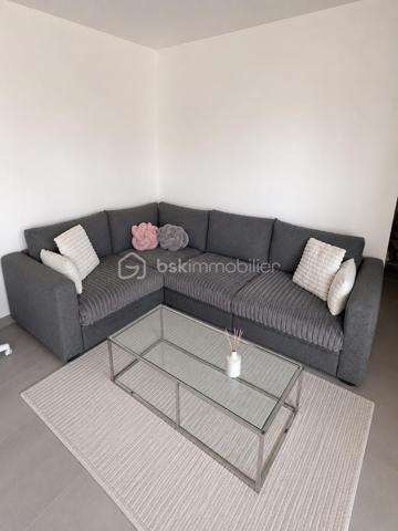 Appartement 3 pièces de 64 m² avec terrasse et garage – Résidence récente de 2021

À Serémange-Erzange, dans un environnement calme et résidentiel, découvrez ce superbe appartement de 64 m², situé en rez-de-chaussée d'une résidence récente construite en 2021. Son emplacement privilégié permet de profiter des commerces, des établissements scolaires et des transports à proximité, tout en bénéficiant d'un accès rapide aux autoroutes A30 (2 minutes) et A31 (10 minutes).

Dès l'entrée, vous serez séduit par une belle pièce de vie d'environ 36 m², baignée de lumière, offrant un espace convivial avec salon, salle à manger et cuisine ouverte. Moderne et entièrement équipée, cette dernière s'intègre parfaitement à l'ensemble pour un cadre de vie à la fois fonctionnel et chaleureux.

L'espace nuit comprend deux chambres confortables, d'environ 15 m² et 12 m², idéales pour un couple, une petite famille ou un projet d'investissement. Une salle de bains avec WC complète l'agencement.

À l'extérieur, une agréable terrasse privative de 15 m², exposée Nord-Est, vous permettra de profiter des beaux jours dans un cadre intimiste.

Côté prestations, cet appartement offre un excellent niveau de confort grâce à une climatisation réversible, des menuiseries en double vitrage, un interphone, une pompe à chaleur avec chauffe-eau thermodynamique ainsi qu'une excellente performance énergétique avec un DPE classé A.

Un box en sous-sol de 16 m² vient compléter ce bien, offrant un véritable confort au quotidien.

Les + du bien : 
Résidence récente de 2021.
Appartement de plain-pied, en excellent état.
Aucun travaux à prévoir.
Belle pièce de vie de 36 m².
Cuisine aménagée et entièrement équipée.
Terrasse privative de 15 m².
Box en sous-sol.
Climatisation.
Pompe à chaleur et chauffe-eau thermodynamique.
Double vitrage.
Interphone.
DPE A : logement très performant.
Syndic bénévole.
Faibles charges de copropriété.
Copropriété de 8 lots.
Aucune procédure en cours et aucun travaux voté ou prévu.

Un appartement moderne, économe en énergie et prêt à accueillir ses nouveaux propriétaires. Une opportunité idéale pour ceux qui recherchent un bien récent, sans travaux, dans un secteur pratique et recherché.
