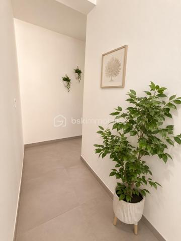 Appartement 3 pièces de 64 m² avec terrasse et garage – Résidence récente de 2021

À Serémange-Erzange, dans un environnement calme et résidentiel, découvrez ce superbe appartement de 64 m², situé en rez-de-chaussée d'une résidence récente construite en 2021. Son emplacement privilégié permet de profiter des commerces, des établissements scolaires et des transports à proximité, tout en bénéficiant d'un accès rapide aux autoroutes A30 (2 minutes) et A31 (10 minutes).

Dès l'entrée, vous serez séduit par une belle pièce de vie d'environ 36 m², baignée de lumière, offrant un espace convivial avec salon, salle à manger et cuisine ouverte. Moderne et entièrement équipée, cette dernière s'intègre parfaitement à l'ensemble pour un cadre de vie à la fois fonctionnel et chaleureux.

L'espace nuit comprend deux chambres confortables, d'environ 15 m² et 12 m², idéales pour un couple, une petite famille ou un projet d'investissement. Une salle de bains avec WC complète l'agencement.

À l'extérieur, une agréable terrasse privative de 15 m², exposée Nord-Est, vous permettra de profiter des beaux jours dans un cadre intimiste.

Côté prestations, cet appartement offre un excellent niveau de confort grâce à une climatisation réversible, des menuiseries en double vitrage, un interphone, une pompe à chaleur avec chauffe-eau thermodynamique ainsi qu'une excellente performance énergétique avec un DPE classé A.

Un box en sous-sol de 16 m² vient compléter ce bien, offrant un véritable confort au quotidien.

Les + du bien : 
Résidence récente de 2021.
Appartement de plain-pied, en excellent état.
Aucun travaux à prévoir.
Belle pièce de vie de 36 m².
Cuisine aménagée et entièrement équipée.
Terrasse privative de 15 m².
Box en sous-sol.
Climatisation.
Pompe à chaleur et chauffe-eau thermodynamique.
Double vitrage.
Interphone.
DPE A : logement très performant.
Syndic bénévole.
Faibles charges de copropriété.
Copropriété de 8 lots.
Aucune procédure en cours et aucun travaux voté ou prévu.

Un appartement moderne, économe en énergie et prêt à accueillir ses nouveaux propriétaires. Une opportunité idéale pour ceux qui recherchent un bien récent, sans travaux, dans un secteur pratique et recherché.