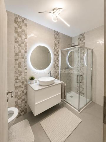 Appartement 3 pièces de 64 m² avec terrasse et garage – Résidence récente de 2021

À Serémange-Erzange, dans un environnement calme et résidentiel, découvrez ce superbe appartement de 64 m², situé en rez-de-chaussée d'une résidence récente construite en 2021. Son emplacement privilégié permet de profiter des commerces, des établissements scolaires et des transports à proximité, tout en bénéficiant d'un accès rapide aux autoroutes A30 (2 minutes) et A31 (10 minutes).

Dès l'entrée, vous serez séduit par une belle pièce de vie d'environ 36 m², baignée de lumière, offrant un espace convivial avec salon, salle à manger et cuisine ouverte. Moderne et entièrement équipée, cette dernière s'intègre parfaitement à l'ensemble pour un cadre de vie à la fois fonctionnel et chaleureux.

L'espace nuit comprend deux chambres confortables, d'environ 15 m² et 12 m², idéales pour un couple, une petite famille ou un projet d'investissement. Une salle de bains avec WC complète l'agencement.

À l'extérieur, une agréable terrasse privative de 15 m², exposée Nord-Est, vous permettra de profiter des beaux jours dans un cadre intimiste.

Côté prestations, cet appartement offre un excellent niveau de confort grâce à une climatisation réversible, des menuiseries en double vitrage, un interphone, une pompe à chaleur avec chauffe-eau thermodynamique ainsi qu'une excellente performance énergétique avec un DPE classé A.

Un box en sous-sol de 16 m² vient compléter ce bien, offrant un véritable confort au quotidien.

Les + du bien : 
Résidence récente de 2021.
Appartement de plain-pied, en excellent état.
Aucun travaux à prévoir.
Belle pièce de vie de 36 m².
Cuisine aménagée et entièrement équipée.
Terrasse privative de 15 m².
Box en sous-sol.
Climatisation.
Pompe à chaleur et chauffe-eau thermodynamique.
Double vitrage.
Interphone.
DPE A : logement très performant.
Syndic bénévole.
Faibles charges de copropriété.
Copropriété de 8 lots.
Aucune procédure en cours et aucun travaux voté ou prévu.

Un appartement moderne, économe en énergie et prêt à accueillir ses nouveaux propriétaires. Une opportunité idéale pour ceux qui recherchent un bien récent, sans travaux, dans un secteur pratique et recherché.