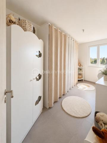 Appartement 3 pièces de 64 m² avec terrasse et garage – Résidence récente de 2021

À Serémange-Erzange, dans un environnement calme et résidentiel, découvrez ce superbe appartement de 64 m², situé en rez-de-chaussée d'une résidence récente construite en 2021. Son emplacement privilégié permet de profiter des commerces, des établissements scolaires et des transports à proximité, tout en bénéficiant d'un accès rapide aux autoroutes A30 (2 minutes) et A31 (10 minutes).

Dès l'entrée, vous serez séduit par une belle pièce de vie d'environ 36 m², baignée de lumière, offrant un espace convivial avec salon, salle à manger et cuisine ouverte. Moderne et entièrement équipée, cette dernière s'intègre parfaitement à l'ensemble pour un cadre de vie à la fois fonctionnel et chaleureux.

L'espace nuit comprend deux chambres confortables, d'environ 15 m² et 12 m², idéales pour un couple, une petite famille ou un projet d'investissement. Une salle de bains avec WC complète l'agencement.

À l'extérieur, une agréable terrasse privative de 15 m², exposée Nord-Est, vous permettra de profiter des beaux jours dans un cadre intimiste.

Côté prestations, cet appartement offre un excellent niveau de confort grâce à une climatisation réversible, des menuiseries en double vitrage, un interphone, une pompe à chaleur avec chauffe-eau thermodynamique ainsi qu'une excellente performance énergétique avec un DPE classé A.

Un box en sous-sol de 16 m² vient compléter ce bien, offrant un véritable confort au quotidien.

Les + du bien : 
Résidence récente de 2021.
Appartement de plain-pied, en excellent état.
Aucun travaux à prévoir.
Belle pièce de vie de 36 m².
Cuisine aménagée et entièrement équipée.
Terrasse privative de 15 m².
Box en sous-sol.
Climatisation.
Pompe à chaleur et chauffe-eau thermodynamique.
Double vitrage.
Interphone.
DPE A : logement très performant.
Syndic bénévole.
Faibles charges de copropriété.
Copropriété de 8 lots.
Aucune procédure en cours et aucun travaux voté ou prévu.

Un appartement moderne, économe en énergie et prêt à accueillir ses nouveaux propriétaires. Une opportunité idéale pour ceux qui recherchent un bien récent, sans travaux, dans un secteur pratique et recherché.