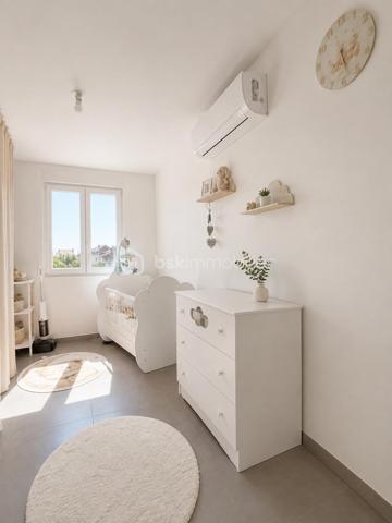 Appartement 3 pièces de 64 m² avec terrasse et garage – Résidence récente de 2021

À Serémange-Erzange, dans un environnement calme et résidentiel, découvrez ce superbe appartement de 64 m², situé en rez-de-chaussée d'une résidence récente construite en 2021. Son emplacement privilégié permet de profiter des commerces, des établissements scolaires et des transports à proximité, tout en bénéficiant d'un accès rapide aux autoroutes A30 (2 minutes) et A31 (10 minutes).

Dès l'entrée, vous serez séduit par une belle pièce de vie d'environ 36 m², baignée de lumière, offrant un espace convivial avec salon, salle à manger et cuisine ouverte. Moderne et entièrement équipée, cette dernière s'intègre parfaitement à l'ensemble pour un cadre de vie à la fois fonctionnel et chaleureux.

L'espace nuit comprend deux chambres confortables, d'environ 15 m² et 12 m², idéales pour un couple, une petite famille ou un projet d'investissement. Une salle de bains avec WC complète l'agencement.

À l'extérieur, une agréable terrasse privative de 15 m², exposée Nord-Est, vous permettra de profiter des beaux jours dans un cadre intimiste.

Côté prestations, cet appartement offre un excellent niveau de confort grâce à une climatisation réversible, des menuiseries en double vitrage, un interphone, une pompe à chaleur avec chauffe-eau thermodynamique ainsi qu'une excellente performance énergétique avec un DPE classé A.

Un box en sous-sol de 16 m² vient compléter ce bien, offrant un véritable confort au quotidien.

Les + du bien : 
Résidence récente de 2021.
Appartement de plain-pied, en excellent état.
Aucun travaux à prévoir.
Belle pièce de vie de 36 m².
Cuisine aménagée et entièrement équipée.
Terrasse privative de 15 m².
Box en sous-sol.
Climatisation.
Pompe à chaleur et chauffe-eau thermodynamique.
Double vitrage.
Interphone.
DPE A : logement très performant.
Syndic bénévole.
Faibles charges de copropriété.
Copropriété de 8 lots.
Aucune procédure en cours et aucun travaux voté ou prévu.

Un appartement moderne, économe en énergie et prêt à accueillir ses nouveaux propriétaires. Une opportunité idéale pour ceux qui recherchent un bien récent, sans travaux, dans un secteur pratique et recherché.
