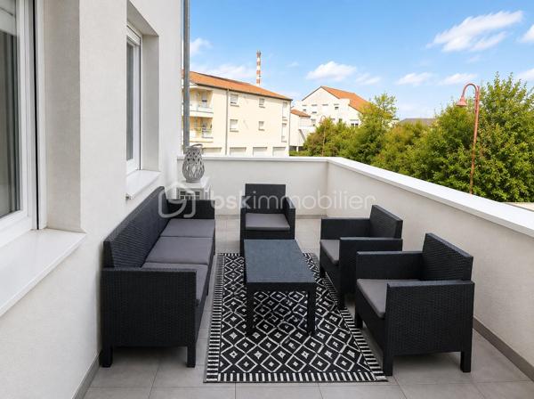 Appartement 3 pièces de 64 m² avec terrasse et garage – Résidence récente de 2021

À Serémange-Erzange, dans un environnement calme et résidentiel, découvrez ce superbe appartement de 64 m², situé en rez-de-chaussée d'une résidence récente construite en 2021. Son emplacement privilégié permet de profiter des commerces, des établissements scolaires et des transports à proximité, tout en bénéficiant d'un accès rapide aux autoroutes A30 (2 minutes) et A31 (10 minutes).

Dès l'entrée, vous serez séduit par une belle pièce de vie d'environ 36 m², baignée de lumière, offrant un espace convivial avec salon, salle à manger et cuisine ouverte. Moderne et entièrement équipée, cette dernière s'intègre parfaitement à l'ensemble pour un cadre de vie à la fois fonctionnel et chaleureux.

L'espace nuit comprend deux chambres confortables, d'environ 15 m² et 12 m², idéales pour un couple, une petite famille ou un projet d'investissement. Une salle de bains avec WC complète l'agencement.

À l'extérieur, une agréable terrasse privative de 15 m², exposée Nord-Est, vous permettra de profiter des beaux jours dans un cadre intimiste.

Côté prestations, cet appartement offre un excellent niveau de confort grâce à une climatisation réversible, des menuiseries en double vitrage, un interphone, une pompe à chaleur avec chauffe-eau thermodynamique ainsi qu'une excellente performance énergétique avec un DPE classé A.

Un box en sous-sol de 16 m² vient compléter ce bien, offrant un véritable confort au quotidien.

Les + du bien : 
Résidence récente de 2021.
Appartement de plain-pied, en excellent état.
Aucun travaux à prévoir.
Belle pièce de vie de 36 m².
Cuisine aménagée et entièrement équipée.
Terrasse privative de 15 m².
Box en sous-sol.
Climatisation.
Pompe à chaleur et chauffe-eau thermodynamique.
Double vitrage.
Interphone.
DPE A : logement très performant.
Syndic bénévole.
Faibles charges de copropriété.
Copropriété de 8 lots.
Aucune procédure en cours et aucun travaux voté ou prévu.

Un appartement moderne, économe en énergie et prêt à accueillir ses nouveaux propriétaires. Une opportunité idéale pour ceux qui recherchent un bien récent, sans travaux, dans un secteur pratique et recherché.