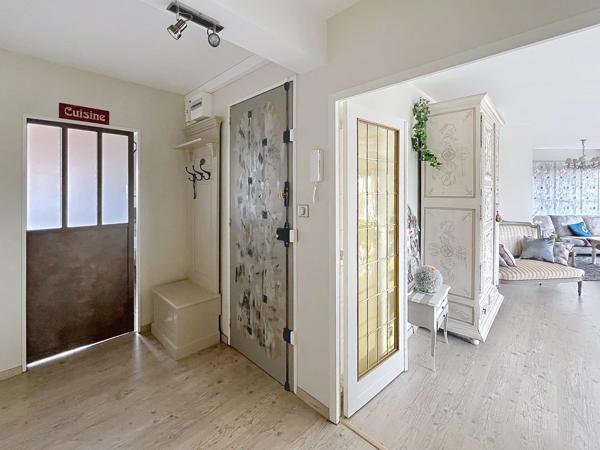 Vente                                                      Appartement
                        
                     4 pièces                      94 m2                     à Laon