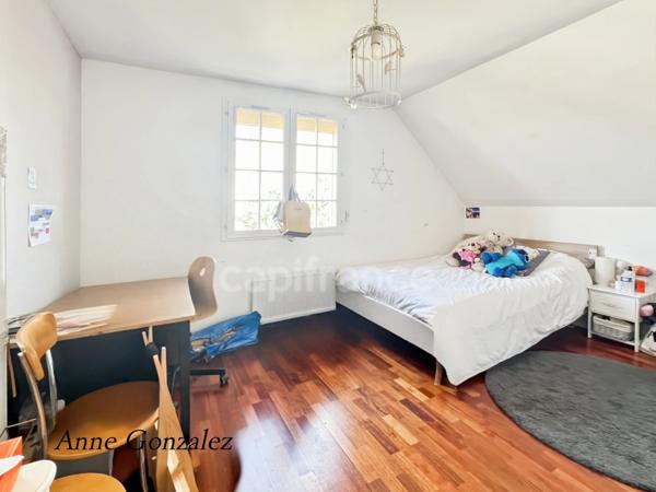 Saint Jean le Blanc, à 5 minutes d'Orleans dans un secteur privilégié et recherché à vendre grande maison familiale de 250 m2, 7 chambres, garage double, jardin clos avec piscine chauffée et abri