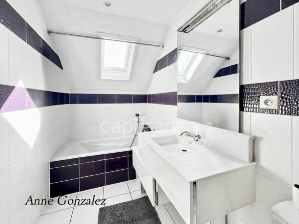 Saint Jean le Blanc, à 5 minutes d'Orleans dans un secteur privilégié et recherché à vendre grande maison familiale de 250 m2, 7 chambres, garage double, jardin clos avec piscine chauffée et abri