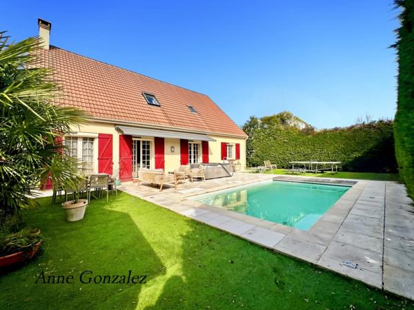 Saint Jean le Blanc, à 5 minutes d'Orleans dans un secteur privilégié et recherché à vendre grande maison familiale de 250 m2, 7 chambres, garage double, jardin clos avec piscine chauffée et abri