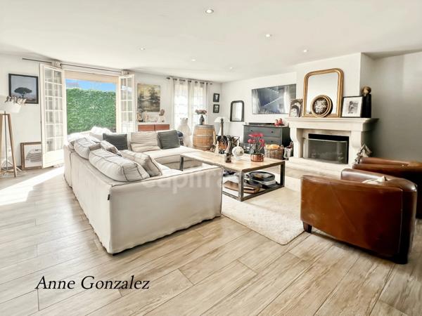 Saint Jean le Blanc, à 5 minutes d'Orleans dans un secteur privilégié et recherché à vendre grande maison familiale de 250 m2, 7 chambres, garage double, jardin clos avec piscine chauffée et abri