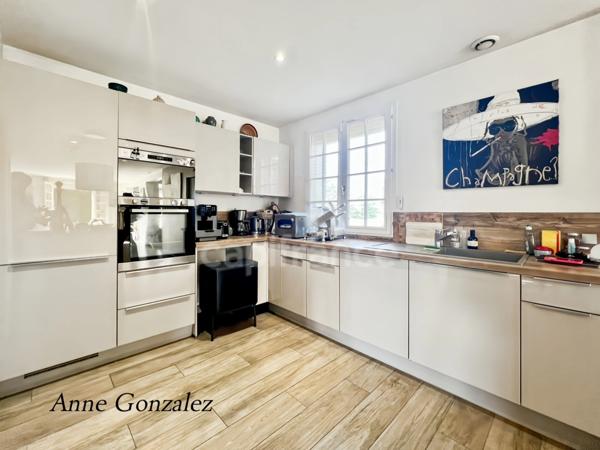 Saint Jean le Blanc, à 5 minutes d'Orleans dans un secteur privilégié et recherché à vendre grande maison familiale de 250 m2, 7 chambres, garage double, jardin clos avec piscine chauffée et abri