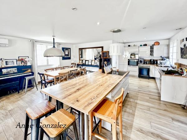 Saint Jean le Blanc, à 5 minutes d'Orleans dans un secteur privilégié et recherché à vendre grande maison familiale de 250 m2, 7 chambres, garage double, jardin clos avec piscine chauffée et abri