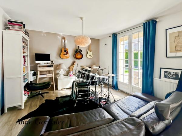 Saint Jean le Blanc, à 5 minutes d'Orleans dans un secteur privilégié et recherché à vendre grande maison familiale de 250 m2, 7 chambres, garage double, jardin clos avec piscine chauffée et abri