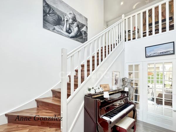 Saint Jean le Blanc, à 5 minutes d'Orleans dans un secteur privilégié et recherché à vendre grande maison familiale de 250 m2, 7 chambres, garage double, jardin clos avec piscine chauffée et abri