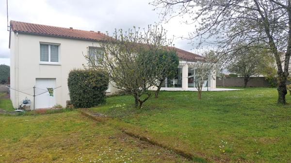 Echiré. Beau pavillon Échiré (79410)
