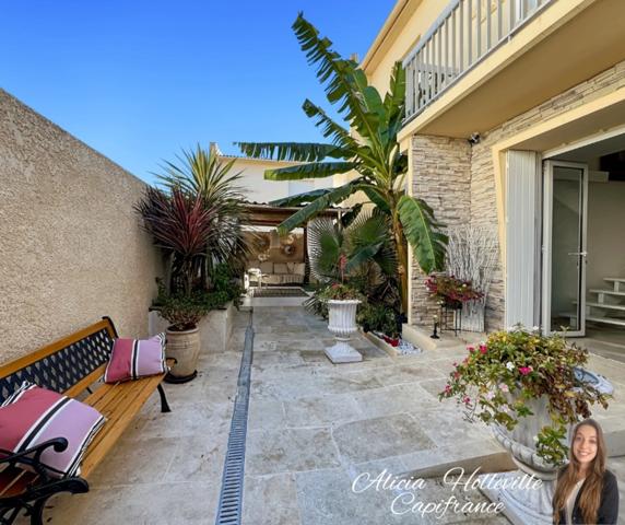 Maison de 151 m² divisible en deux appartements, proche du centre-ville et de la plage.