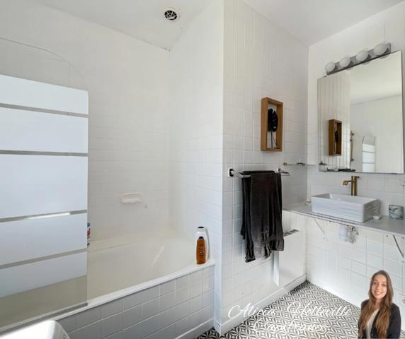 Maison de 151 m² divisible en deux appartements, proche du centre-ville et de la plage.