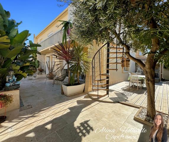 Maison de 151 m² divisible en deux appartements, proche du centre-ville et de la plage.