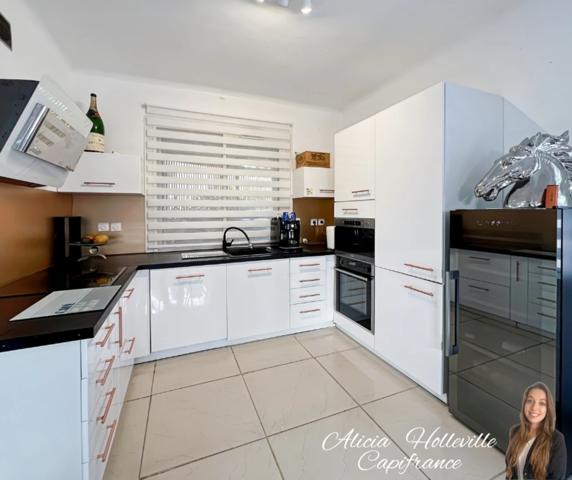 Maison de 151 m² divisible en deux appartements, proche du centre-ville et de la plage.