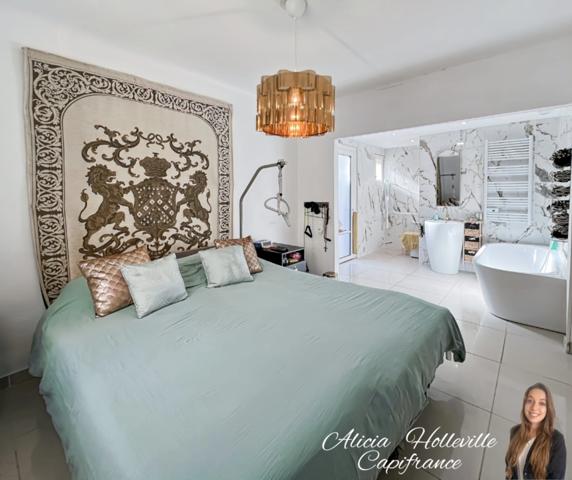 Maison de 151 m² divisible en deux appartements, proche du centre-ville et de la plage.