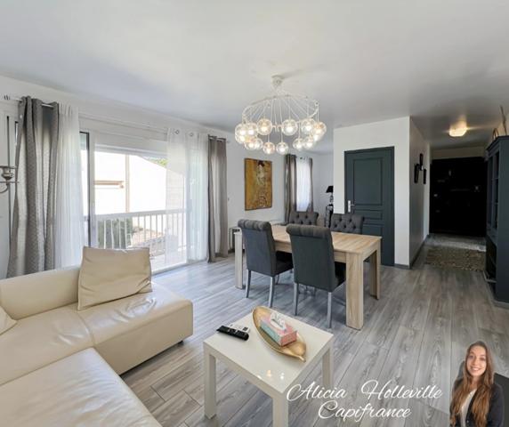 Maison de 151 m² divisible en deux appartements, proche du centre-ville et de la plage.