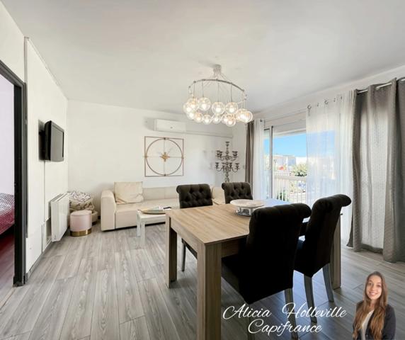 Maison de 151 m² divisible en deux appartements, proche du centre-ville et de la plage.