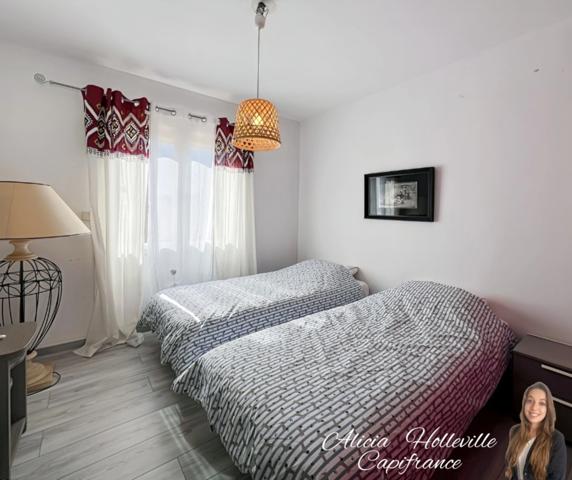 Maison de 151 m² divisible en deux appartements, proche du centre-ville et de la plage.